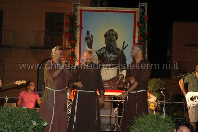 DSC_3537.JPG - Festività 2010 I giullari di Dio in Piazza Duomo
